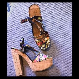 Chinese Laundry navy and floral platforms NWOT